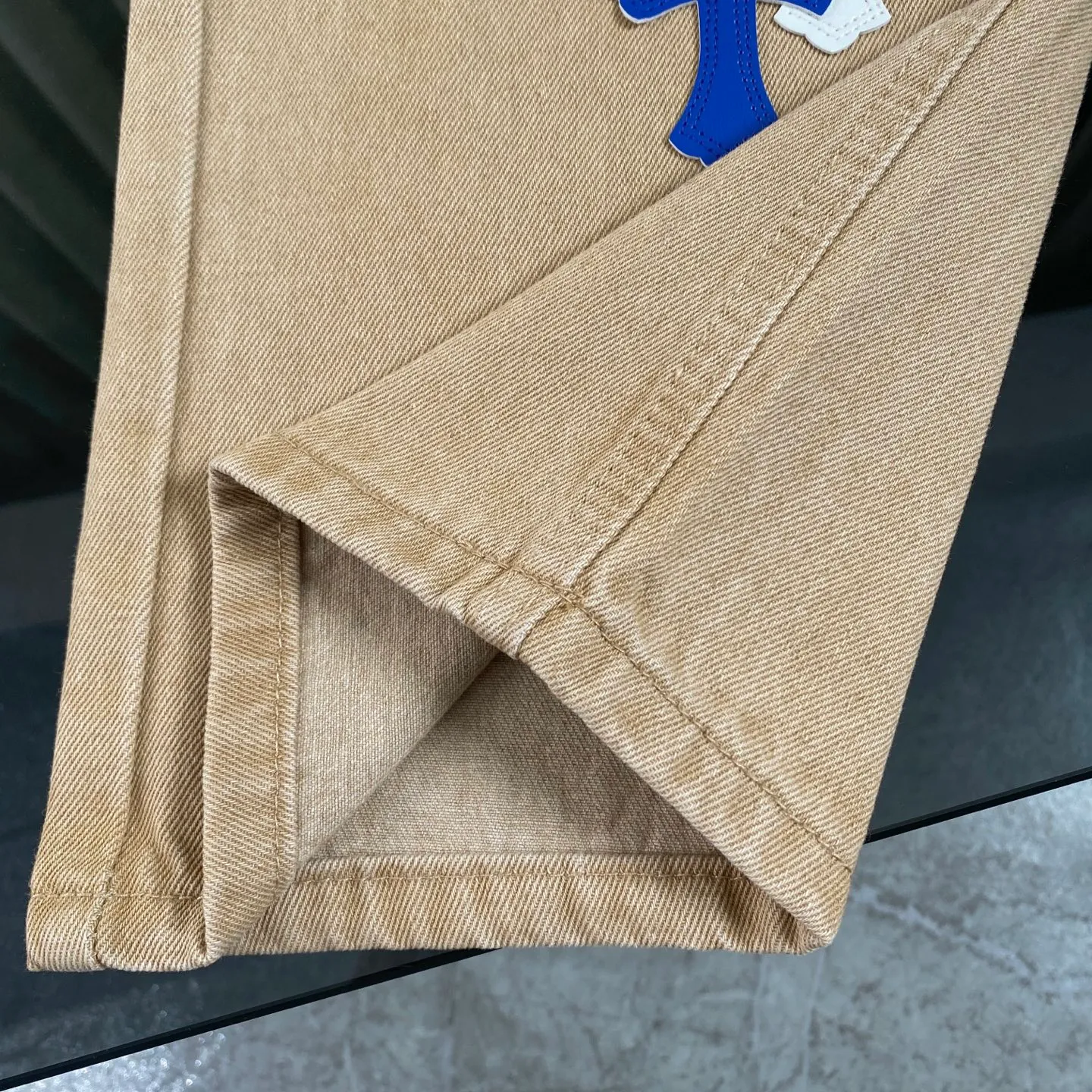 P270 CH Chromehearts limited edition blue and white cross-patched leather work jeans and denim logging pants. The counter price is 34W level. The patch is decorated with cross flowers and washed jeans! ! An absolutely high-end luxury product, a 1.9W-level god-level single product, a super popular product, made by top heavy industry, a magic weapon that cannot be missed! [About Zangyin] This is an extremely luxurious fashion brand that can also be called the aristocracy of the high street. It has always been an exclusive brand for some hipsters or rich second generations. Compared with ordinary high streets, it is more luxurious and noble. Compared with luxury brands, it is more fashionable and individual. It has always been a brand that I have a special liking for. [Top heavy industry fashion design] Consistently high-street luxury style. Speaking of this style, the Zangyin family and GU family are definitely the leading representative brands. Especially the Zangyin family has really achieved a state-of-the-art effect in creating high-street style. The unique washed material is used to create this style. The color system is already quite eye-catching. After it is decorated with patchwork cross flowers, it cleverly highlights the charm of the brand. Secondly, this style uses classic The high-waist cutting design highlights the long legs and fashionable temperament of the upper body. The brand is highly recognizable and the slim fit configuration is more suitable for daily wear. It is a product that interprets personality, fashion, and specifications at a glance. This single product is enough to make any fan excited. It can be a white T-shirt for a youthful college style, or a tight suspender for a royal style. It has strong matching ability and can be easily controlled by men.  [Materials and craftsmanship] Needless to say, this point goes without saying. As an excellent craftsman brand, Zangyin’s requirements for details and craftsmanship are really perfect. The washed color of this model has gone through so many processes, not to mention the embellishment of denim appliques. It is also purely hand-made and sewn. Just like what they believe in, only hand-made things have soul and have the meaning of wear. A top-notch heavy-duty fashionable denim item, I look forward to your perfect interpretation! !  Color: Khaki Size: 30-36